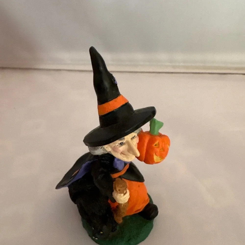 Vintage Midwest Importers Halloween Witch Holding Pumpkin Figurine Decoration 3